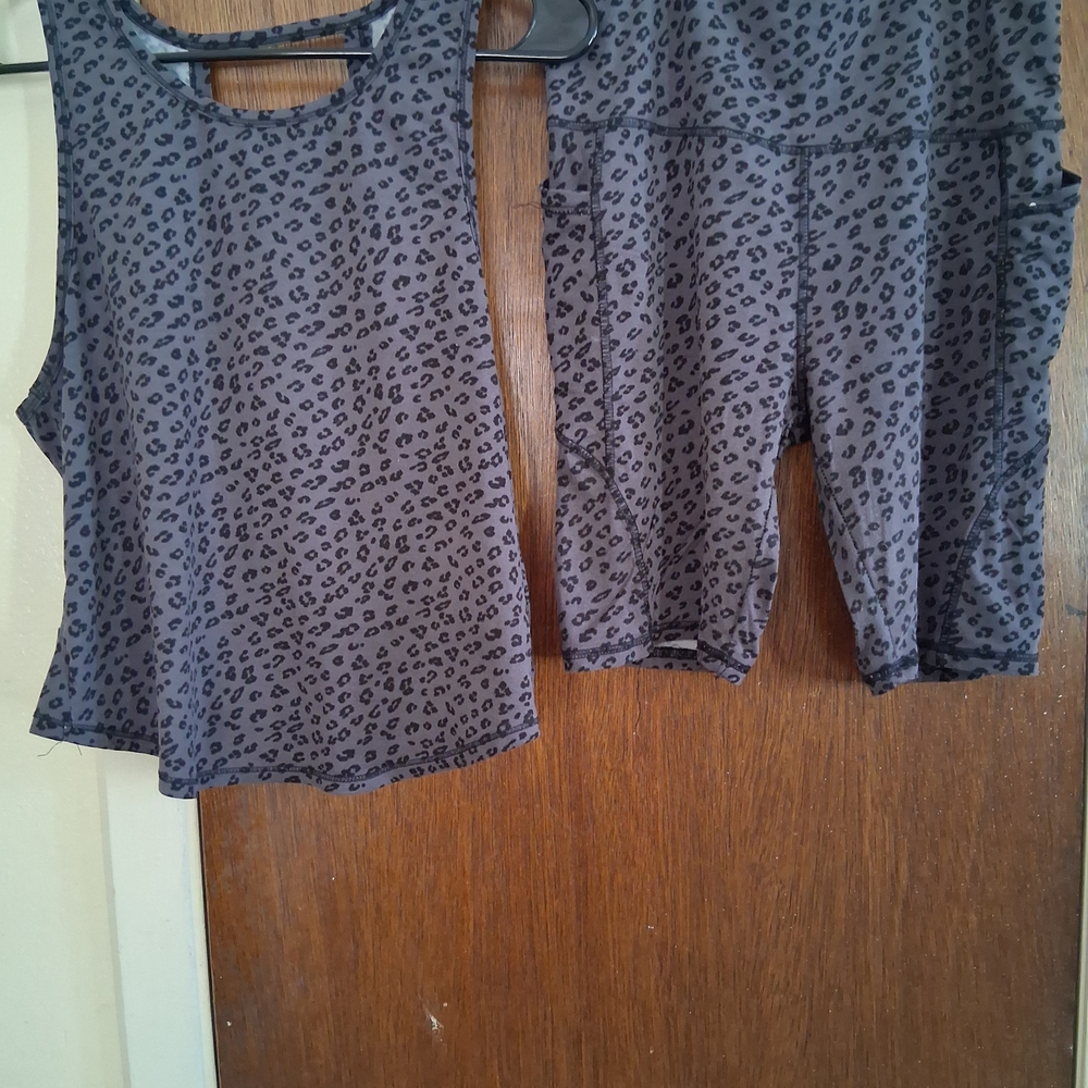 Gray Leopard Print Women's Activewear Set